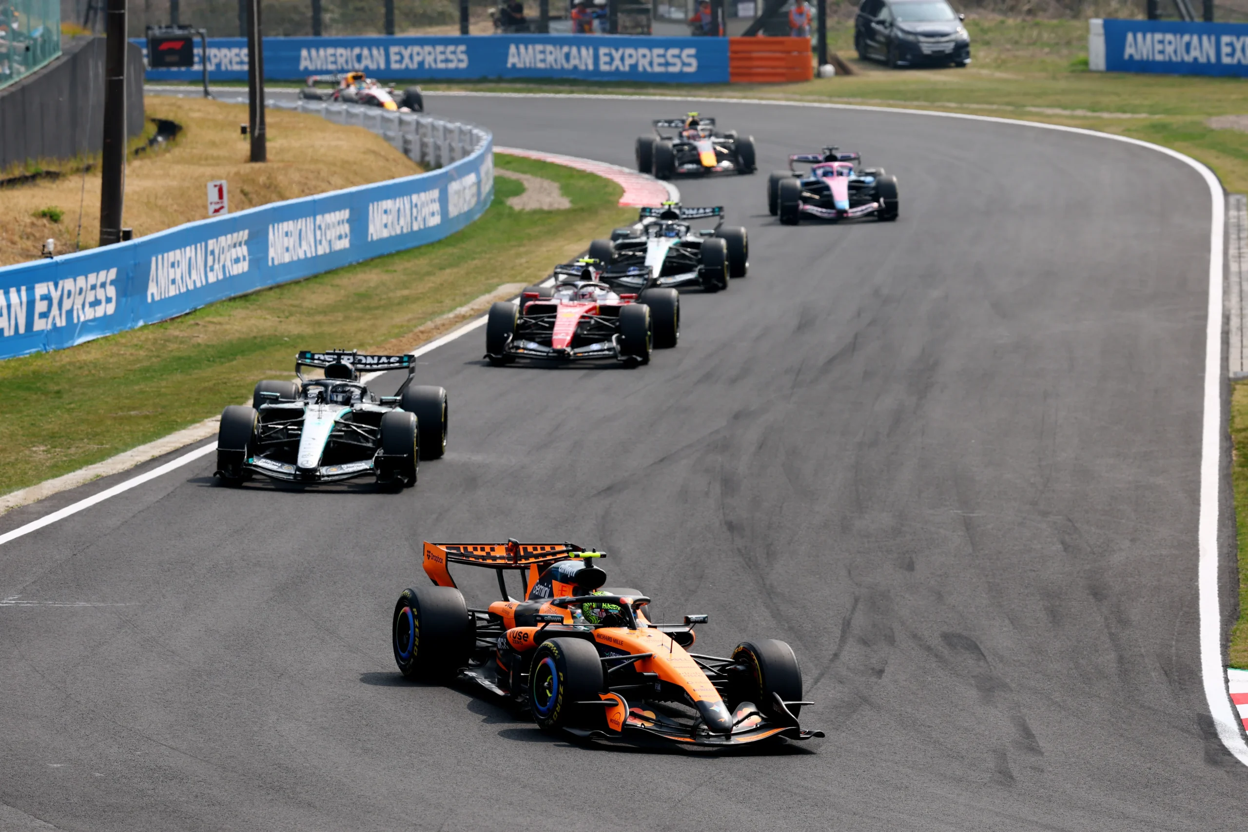 Grupo de chefes de equipe e oficiais da FIA em reunião para discutir o regulamento da Fórmula 1 2026.