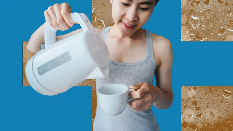 Mãos segurando uma caneca de água quente em um ambiente matinal tranquilo