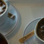 Mulher cheirando café, grãos de café, notas de sabor