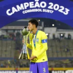 Vitor Reis, zagueiro do Girona, em ação durante um jogo de futebol com a camisa do clube.