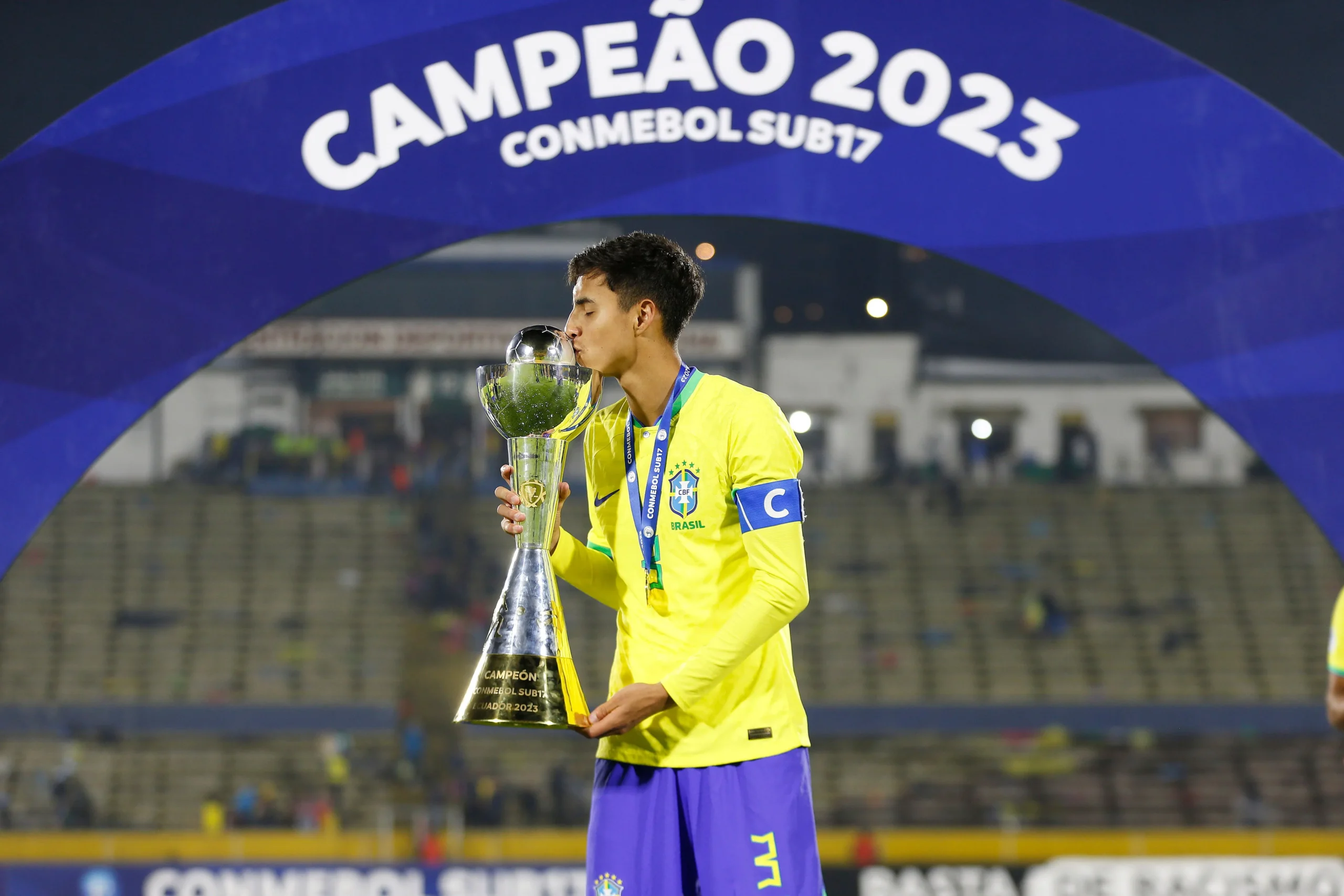 Vitor Reis, zagueiro do Girona, em ação durante um jogo de futebol com a camisa do clube.