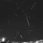 Pessoa observando a chuva de meteoros Líridas em céu estrelado