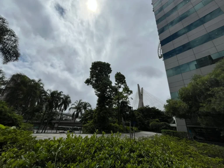 Chuva forte em São Paulo causando alagamentos e transtornos no trânsito urbano