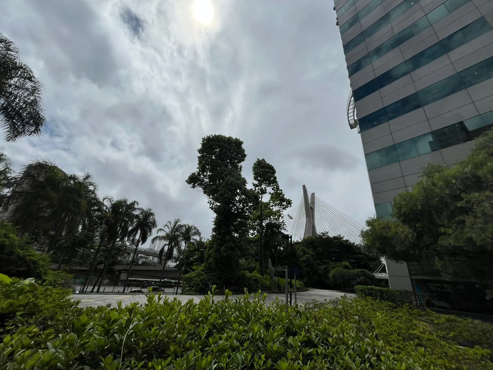 Chuva forte em São Paulo causando alagamentos e transtornos no trânsito urbano