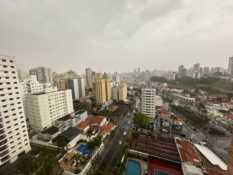 Vista de Campinas com nuvens escuras e chuva, previsão de tempo para Páscoa