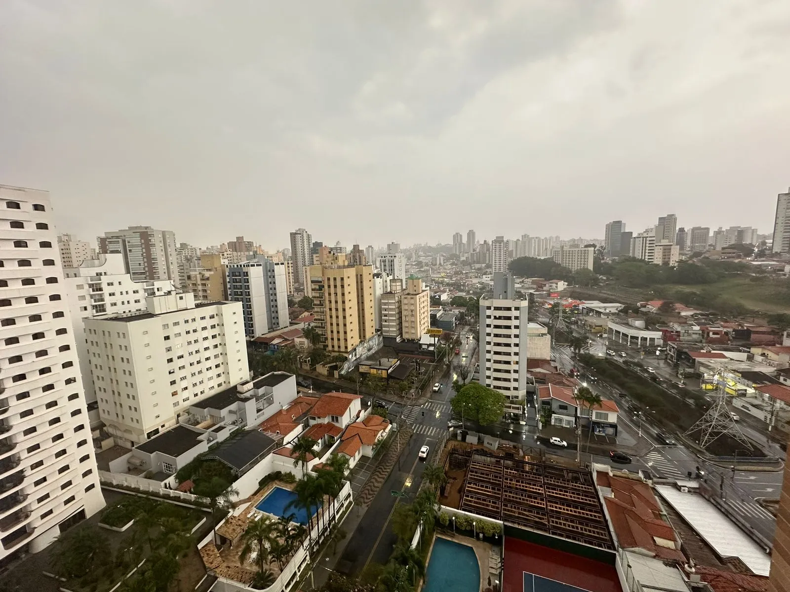 Vista de Campinas com nuvens escuras e chuva, previsão de tempo para Páscoa