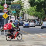 Ciclista em ciclovia, Rio de Janeiro, segurança, transporte sustentável