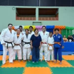 Professores felizes em sala de aula, símbolo de valorização e bons salários no Piauí