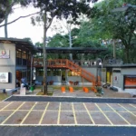 Entregadores utilizando o novo espaço de apoio em São Paulo com banheiros e Wi-Fi