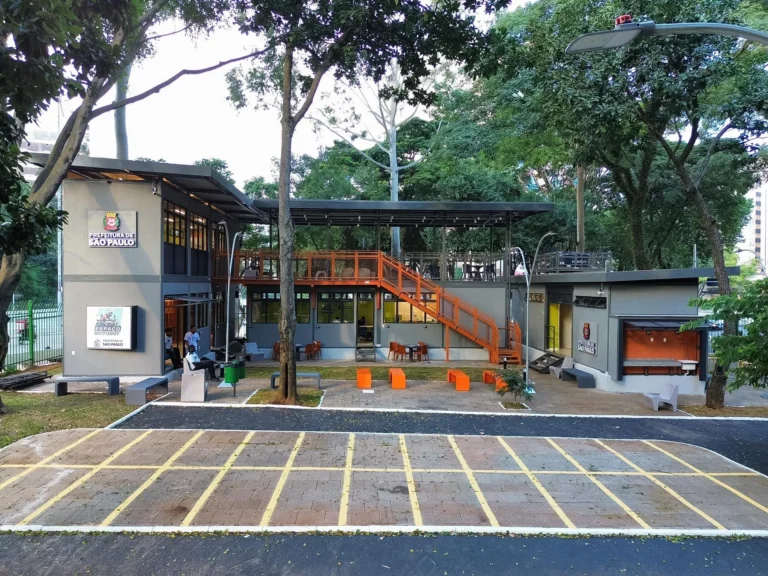 Entregadores utilizando o novo espaço de apoio em São Paulo com banheiros e Wi-Fi