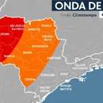 Paisagem urbana de São Paulo com neblina matinal e sol nascente, após a manhã mais fria do ano.