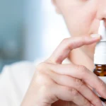Spray nasal cerebral sendo aplicado, pesquisa contra envelhecimento
