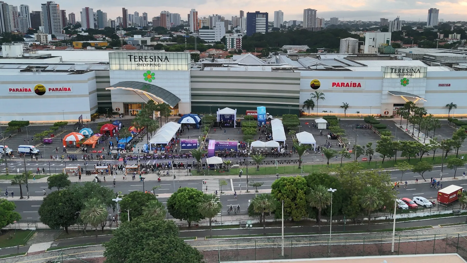 Corredores do Circuito Clube Corrida de Rua 2026 em Teresina, recebendo medalhas após a prova.
