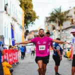 Pessoas correndo em circuito de rua em Caruaru, etapa do Circuito Pernambucano, com foco em esporte e ação social.
