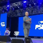 Ciro Gomes em discurso, pensando em sua decisão política e o cenário eleitoral