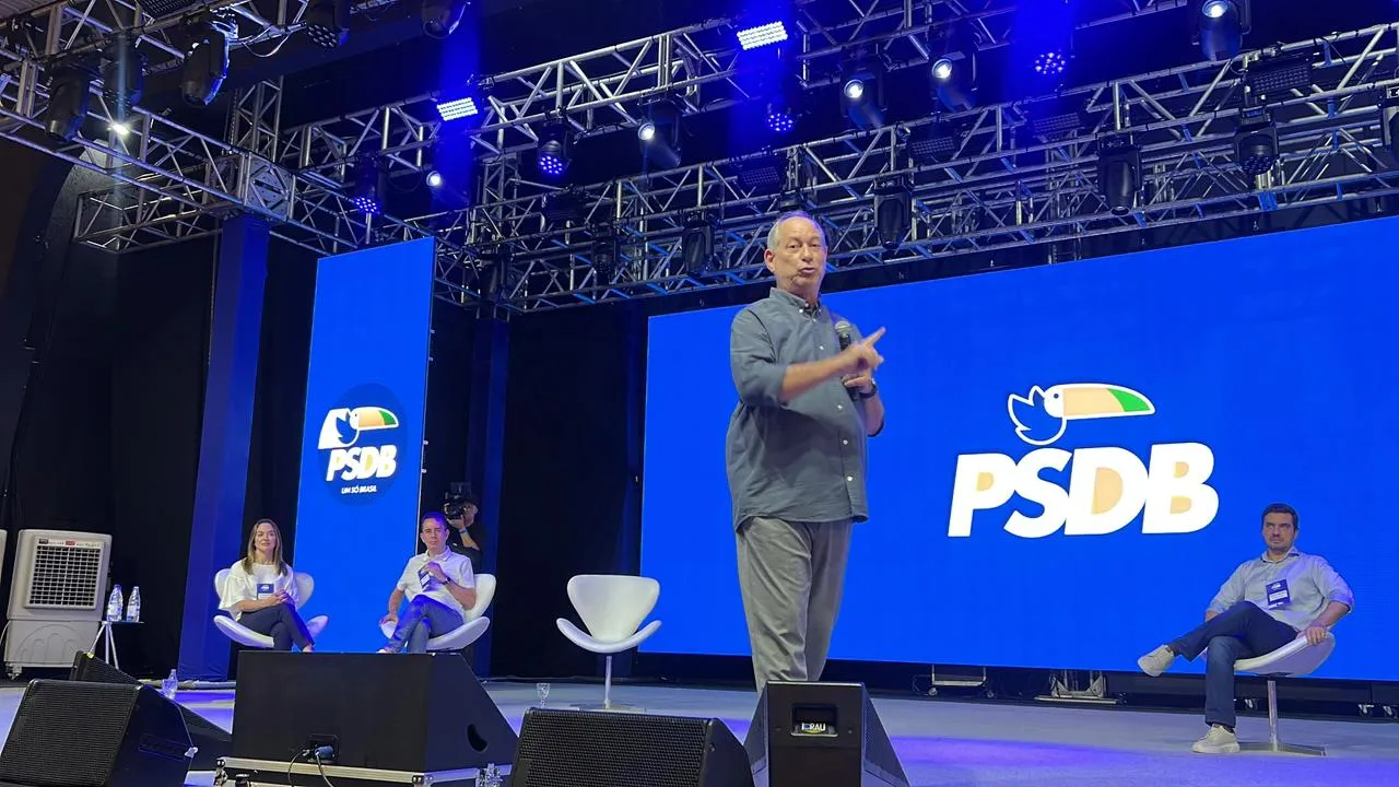 Ciro Gomes em discurso, pensando em sua decisão política e o cenário eleitoral