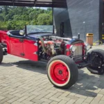 Pessoas observando carros antigos clássicos em Monte Verde durante o evento Clássico nas Montanhas