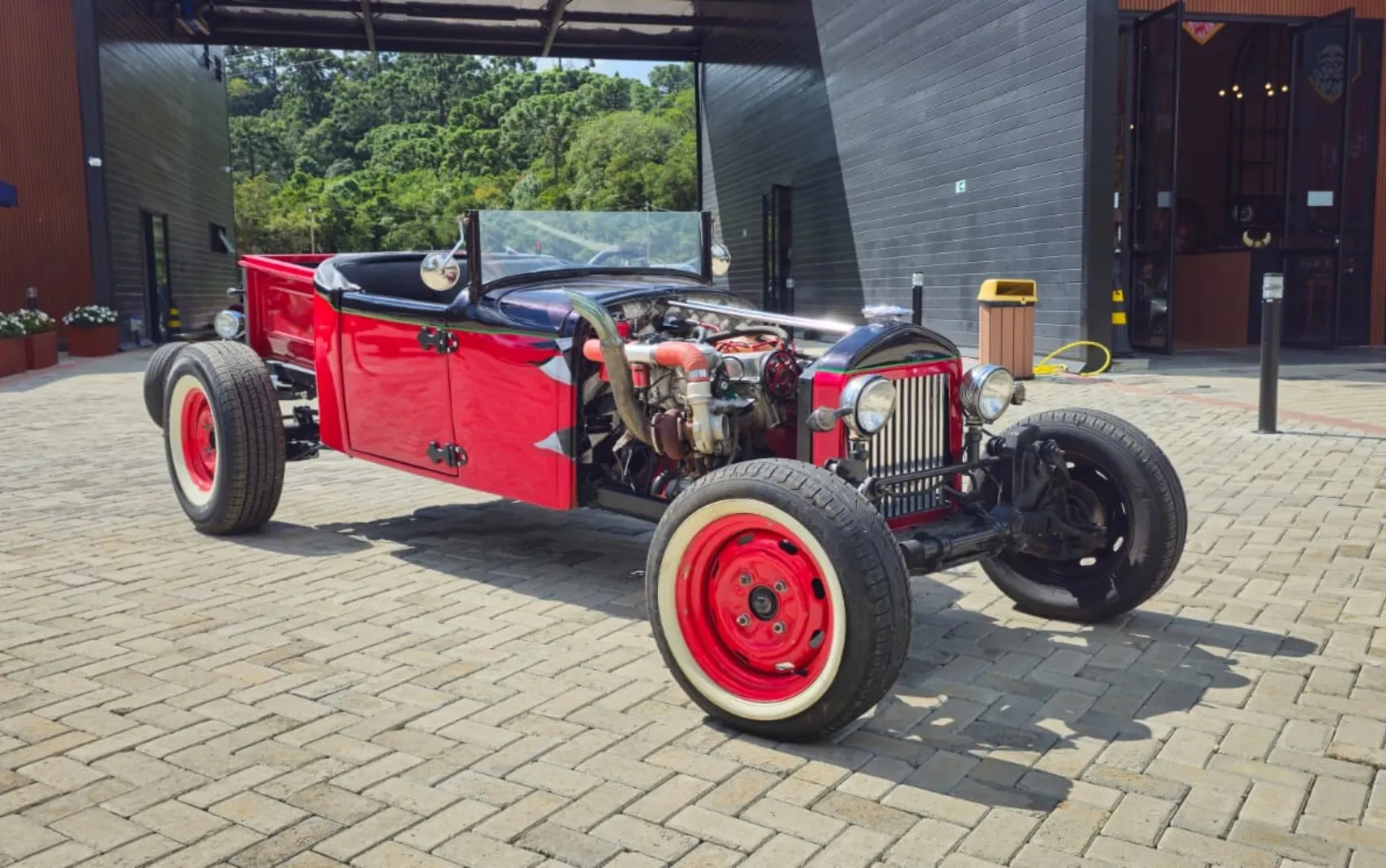 Pessoas observando carros antigos clássicos em Monte Verde durante o evento Clássico nas Montanhas
