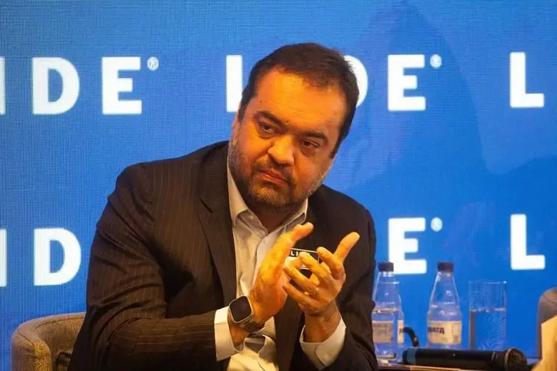 Pilha de dinheiro de indenização, documentos oficiais, Cláudio Castro