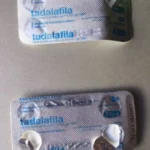 Garrafa de tadalafila e copo de bebida alcoólica em cenário de alerta