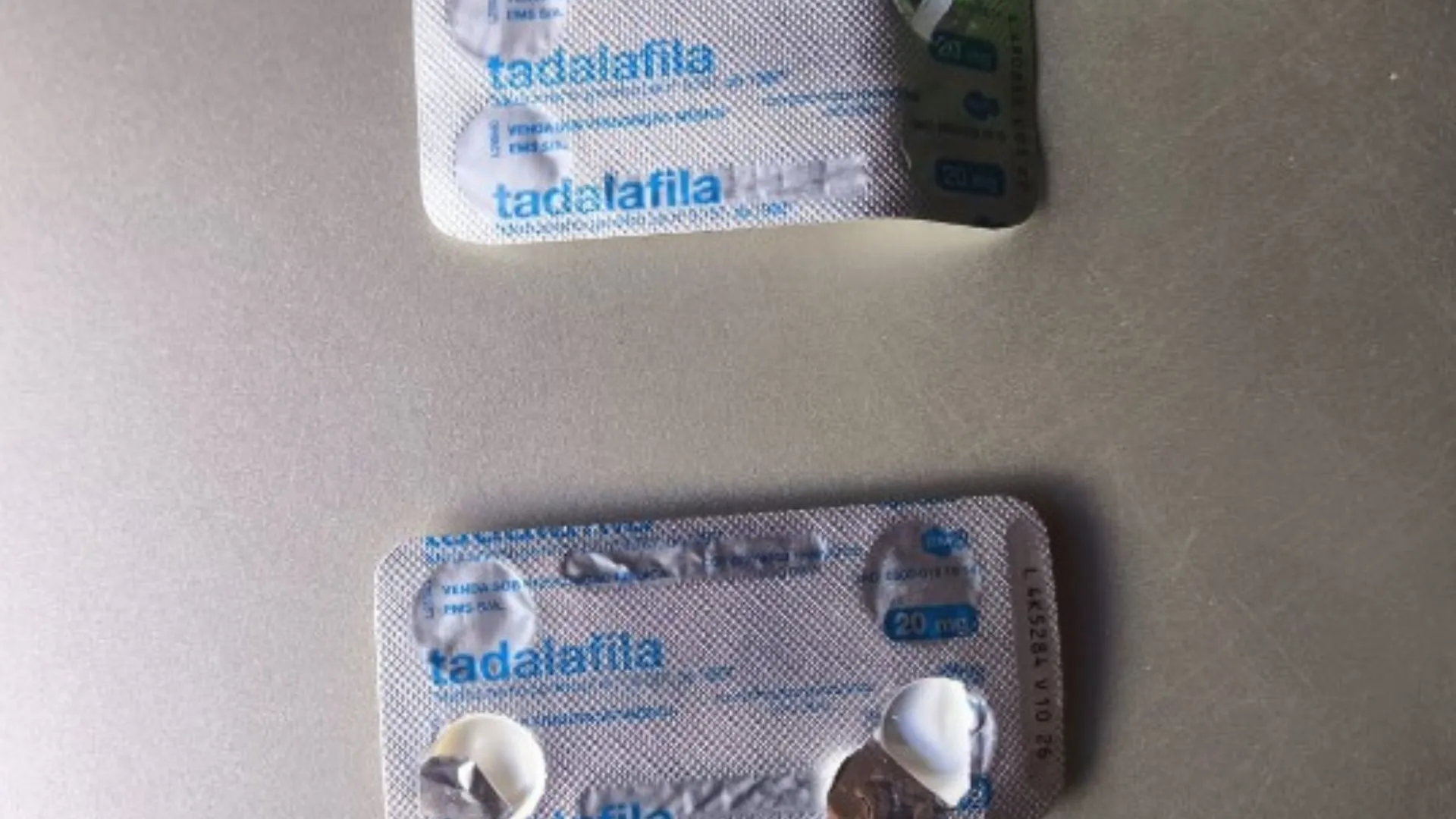 Garrafa de tadalafila e copo de bebida alcoólica em cenário de alerta