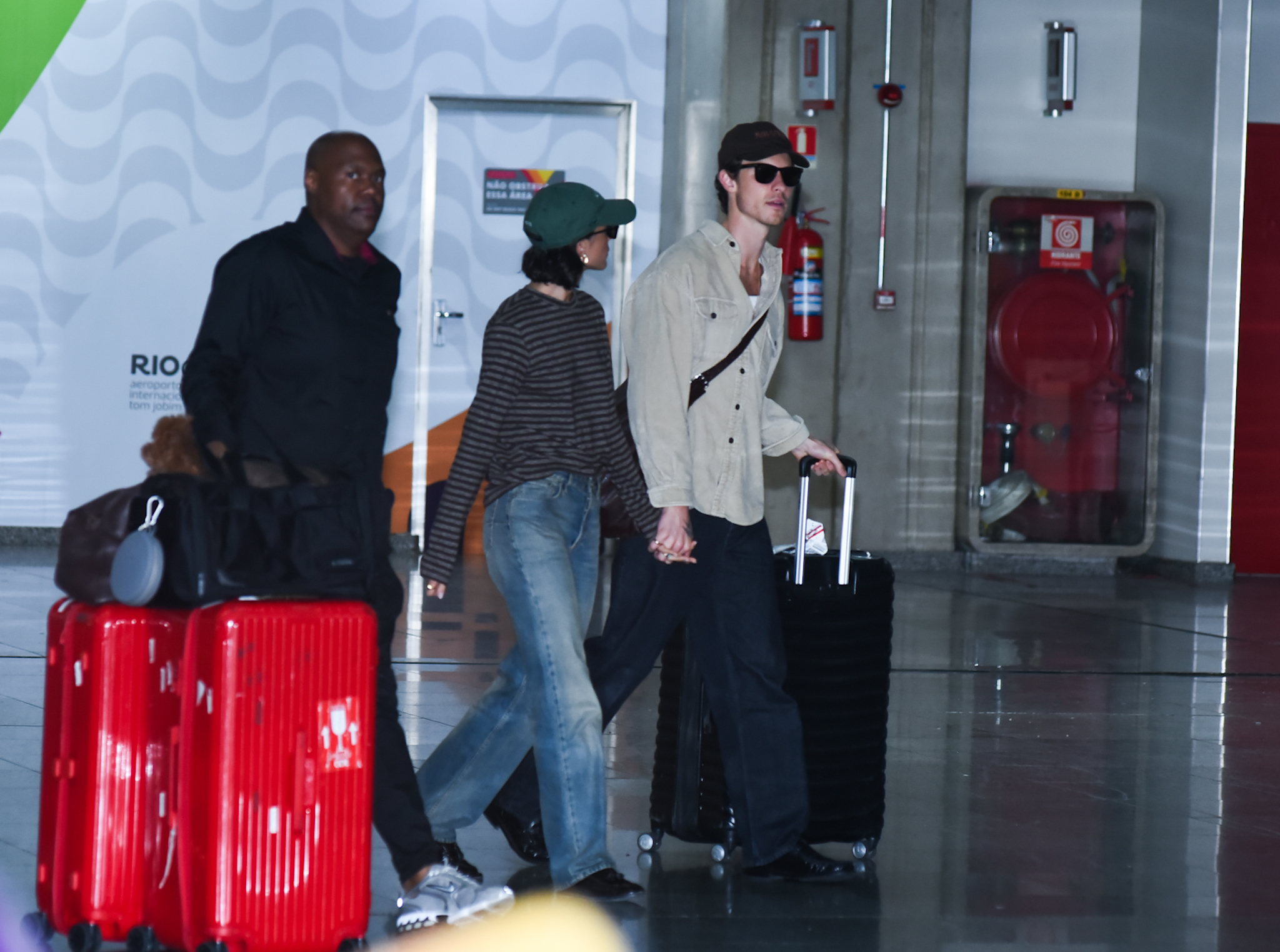 Bruna Marquezine e Shawn Mendes juntos no aeroporto
