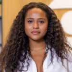 Duda Santos e Tiago Iorc abraçados em evento