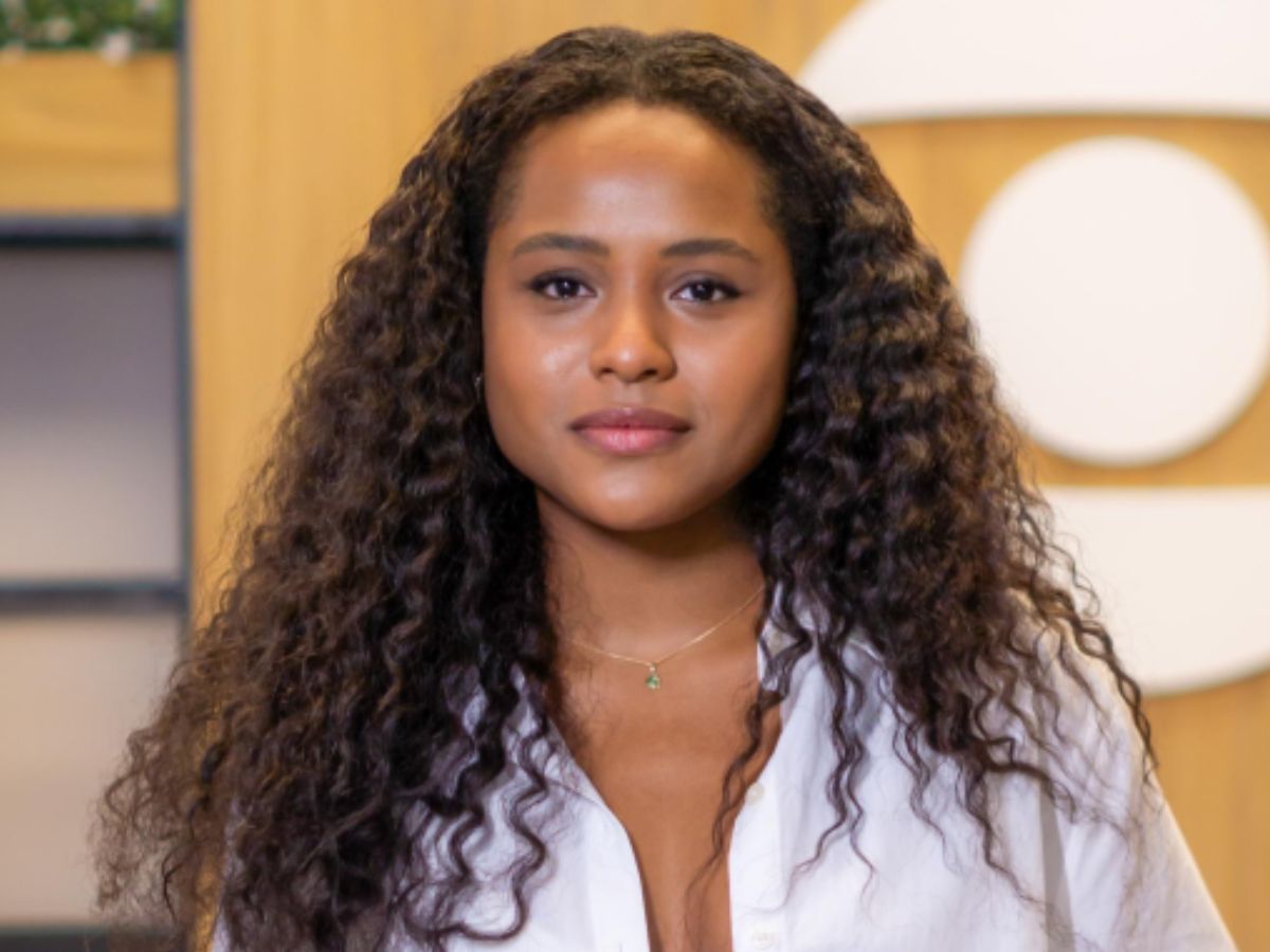 Duda Santos e Tiago Iorc abraçados em evento