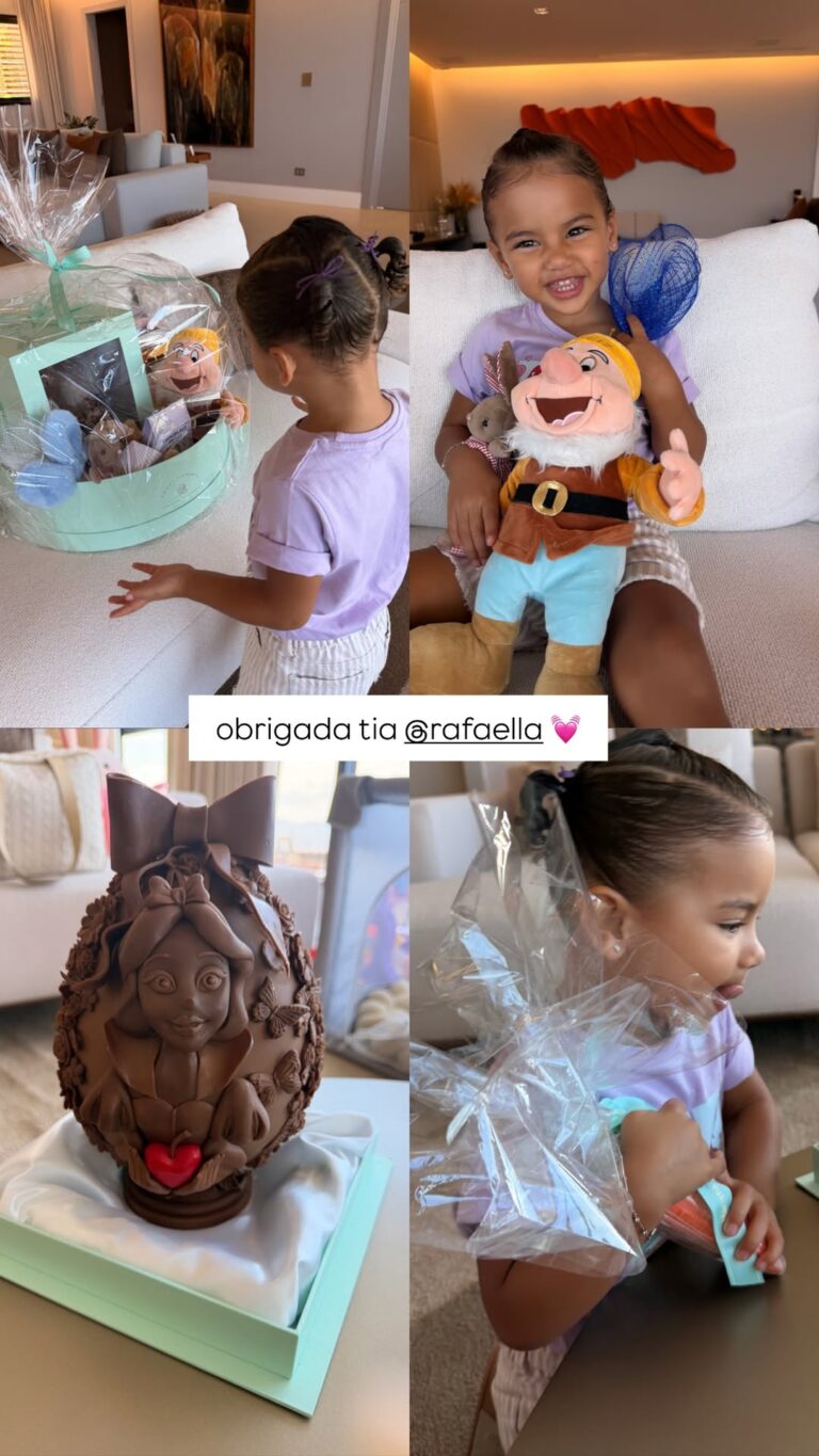 Mavie feliz com ovo de Páscoa Branca de Neve e ursinho, presentes de Rafaella Santos