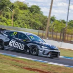 Carro #77 de Raphael Reis e Felipe Fraga na pista de Interlagos para a Corrida de Duplas do TCR Brasil