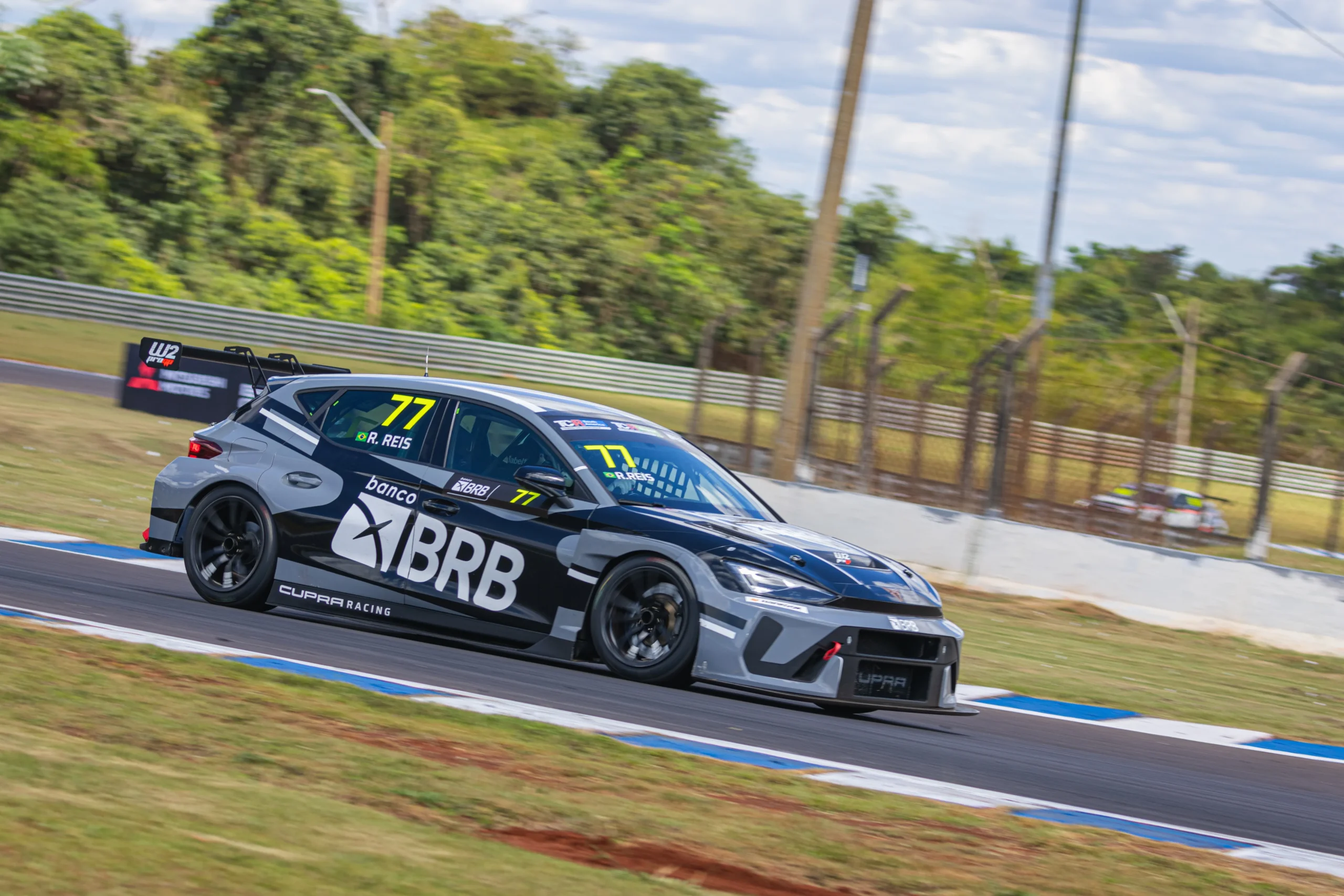Carro #77 de Raphael Reis e Felipe Fraga na pista de Interlagos para a Corrida de Duplas do TCR Brasil