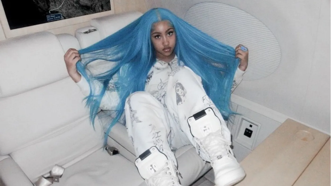 North West no festival Summer Smash, cantando no palco com luzes coloridas