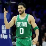 Jayson Tatum marcando pontos em jogo de playoff do Boston Celtics