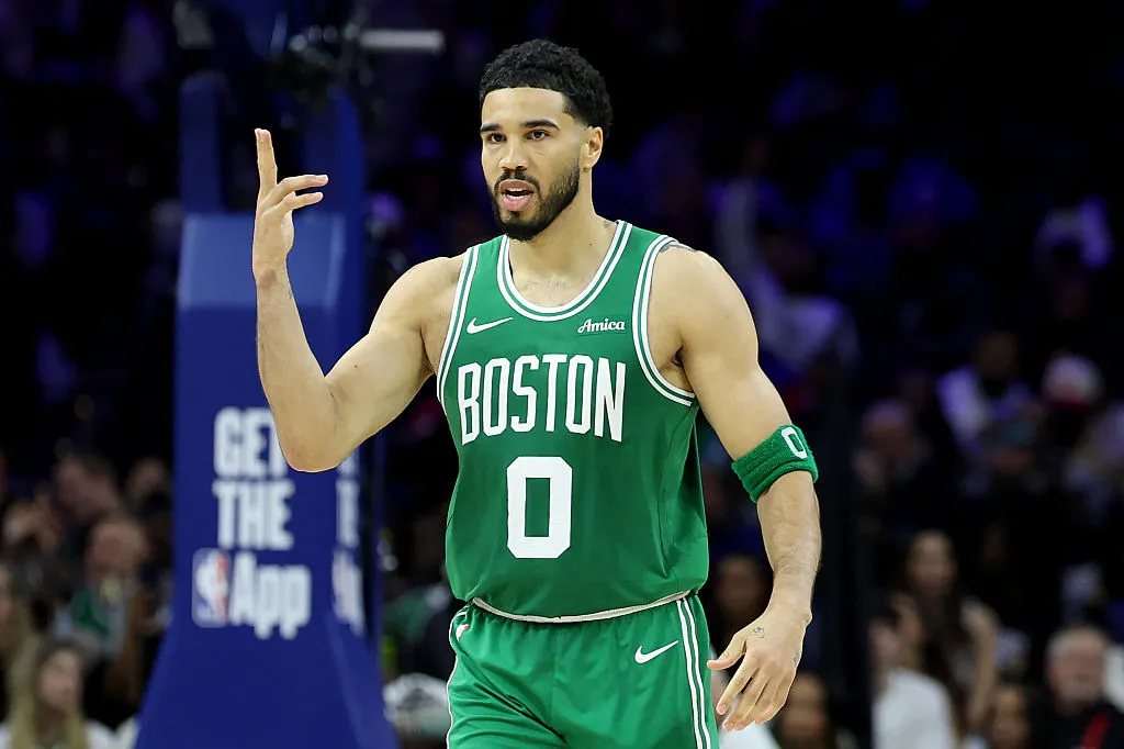 Jayson Tatum marcando pontos em jogo de playoff do Boston Celtics