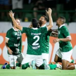 Jogador Ynaiã do Guarani, lateral direito, em campo durante partida da Série C do Campeonato Brasileiro.