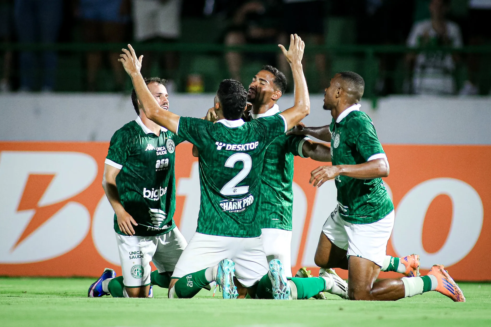 Jogador Ynaiã do Guarani, lateral direito, em campo durante partida da Série C do Campeonato Brasileiro.
