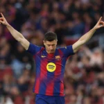 Robert Lewandowski vestindo camisa do Milan com San Siro ao fundo