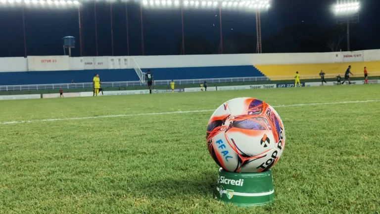 Jogadores de futebol sub-20 em campo durante partida do Campeonato Acreano
