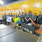 Foto de atleta de tênis de mesa do Acre em competição na Copa Brasil, com raquete e bola.