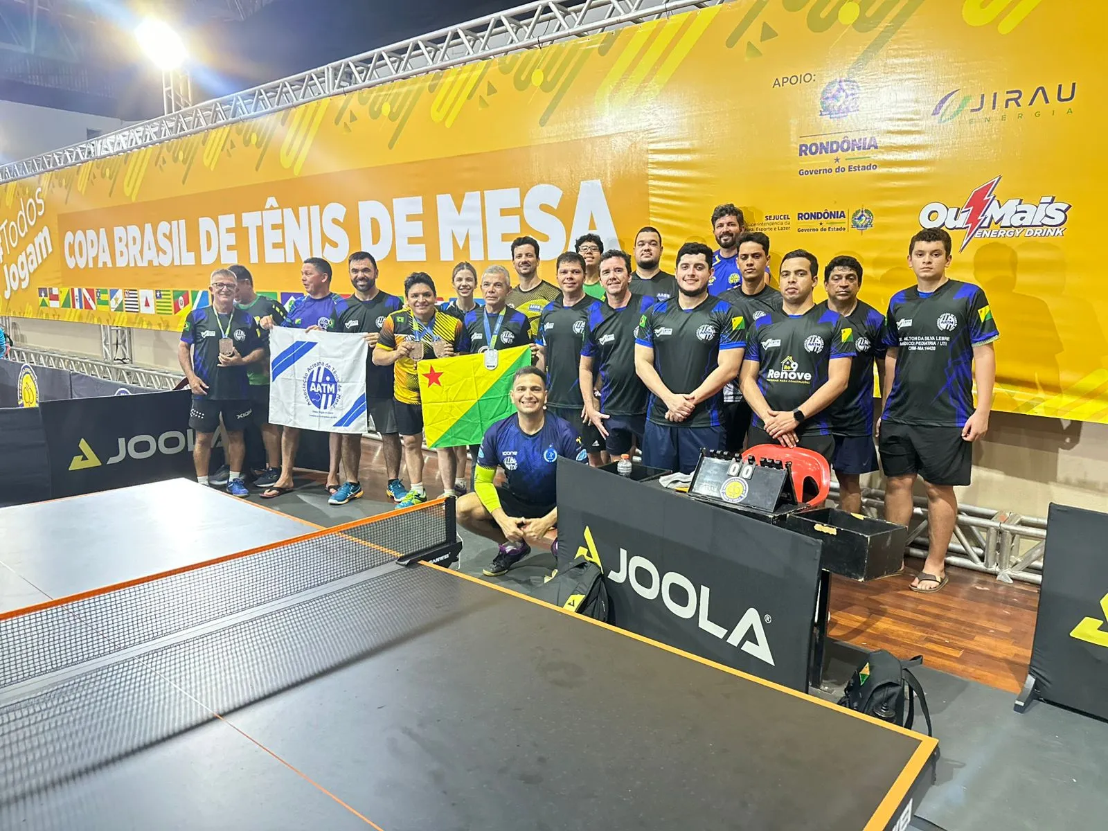 Foto de atleta de tênis de mesa do Acre em competição na Copa Brasil, com raquete e bola.