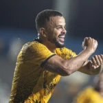 Jogador Rafael Tavares, Amazonas FC, comemora gol contra Ituano na Série C