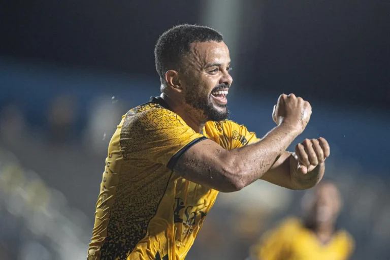 Jogador Rafael Tavares, Amazonas FC, comemora gol contra Ituano na Série C