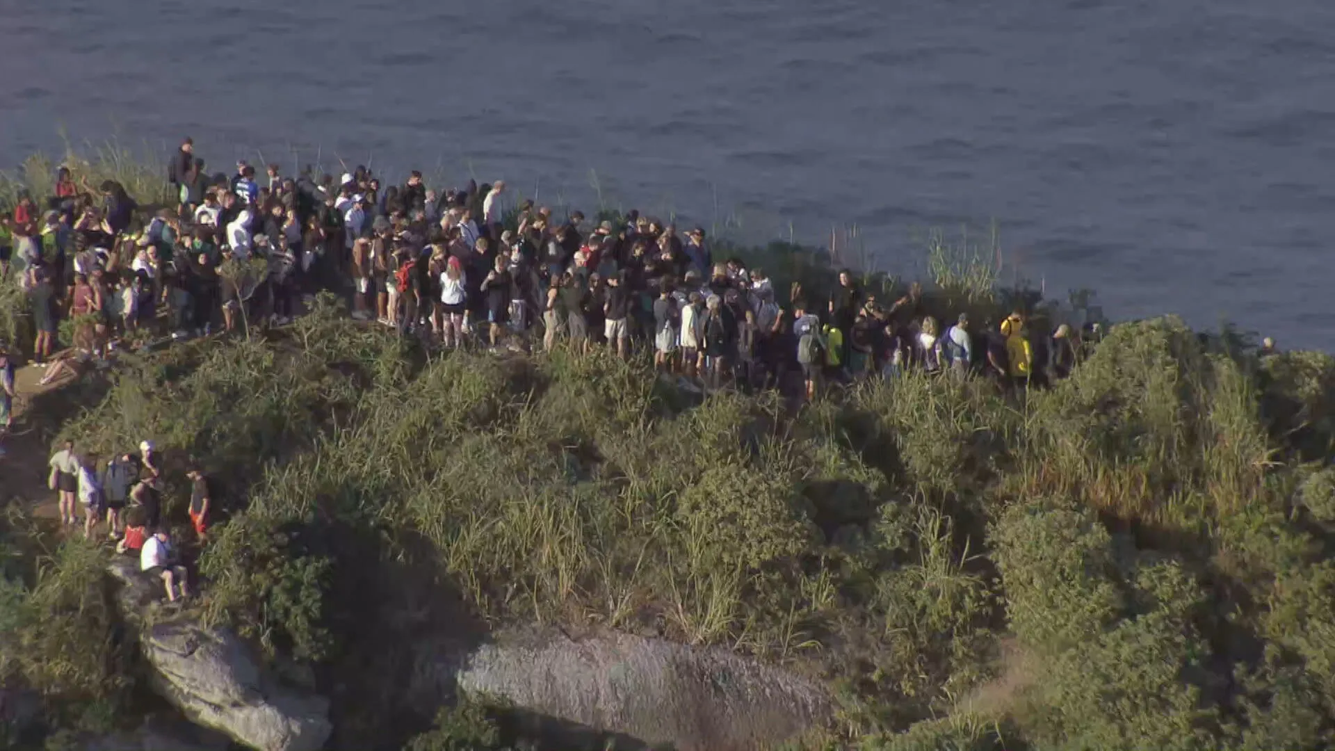 Grupo de turistas retidos na trilha do Morro Dois Irmãos com helicóptero da polícia