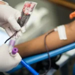 Pessoa doando sangue no Hemonúcleo de Barra Mansa