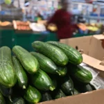 Gráfico de inflação e juros sob lupa, com mapa do Oriente Médio ao fundo