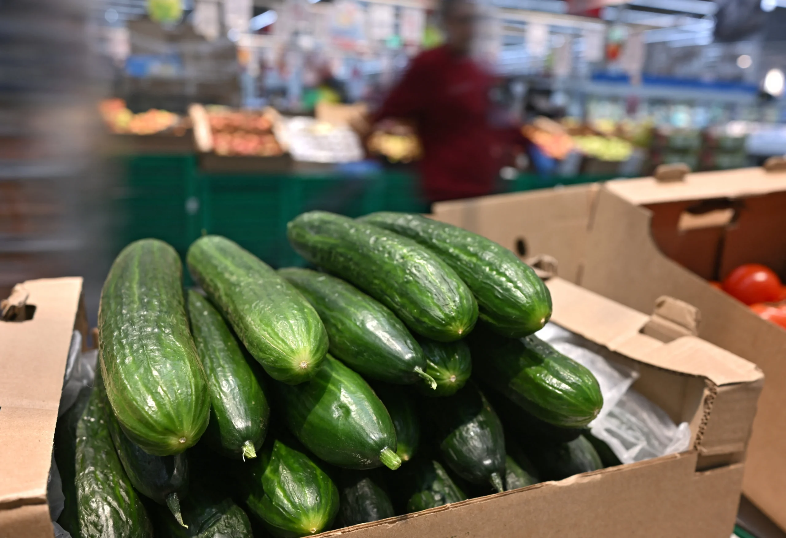 Gráfico de inflação e juros sob lupa, com mapa do Oriente Médio ao fundo