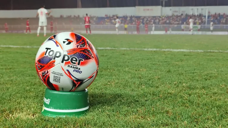 Jogadores do Campeonato Acreano Sub-20 em partida no Estádio Tonicão