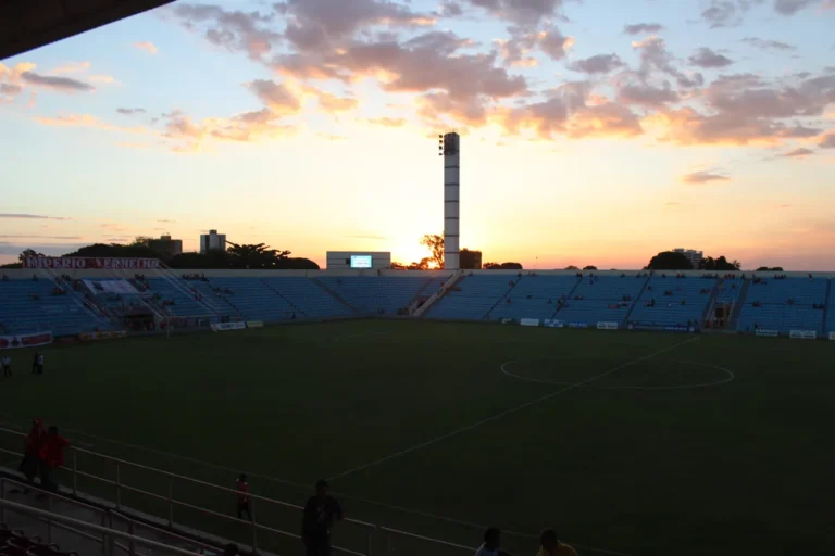 Partida entre Imperatriz e MAC na Copa do Nordeste, com foco no desgaste físico dos atletas.