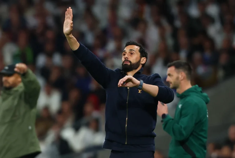 Álvaro Arbeloa como técnico do Real Madrid durante um jogo de futebol