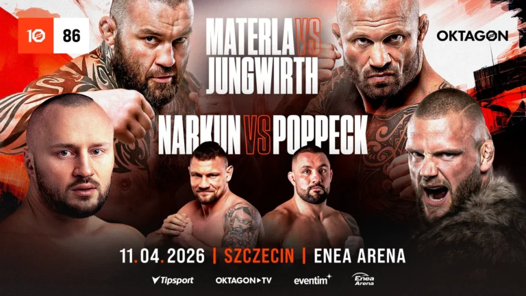 Dois lutadores de MMA em combate no ringue do Oktagon, com o público ao fundo e iluminação de arena. Transmissão Combate.